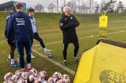 开云体育中国-曼联名宿现身球馆，赞扬球队展现拼搏精神