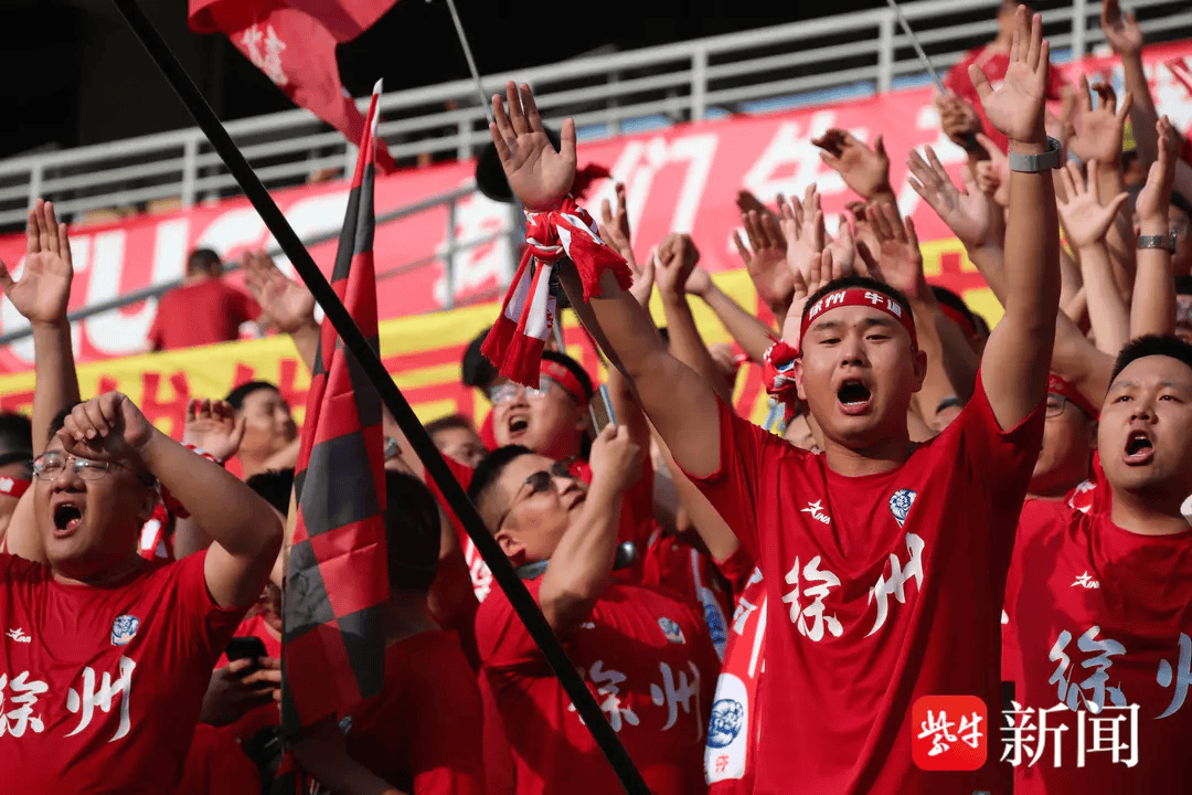 比赛现场火爆开场，气氛热烈激动