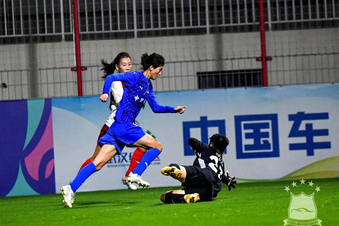 中国队员在女足赛事中取得胜利，精彩连连