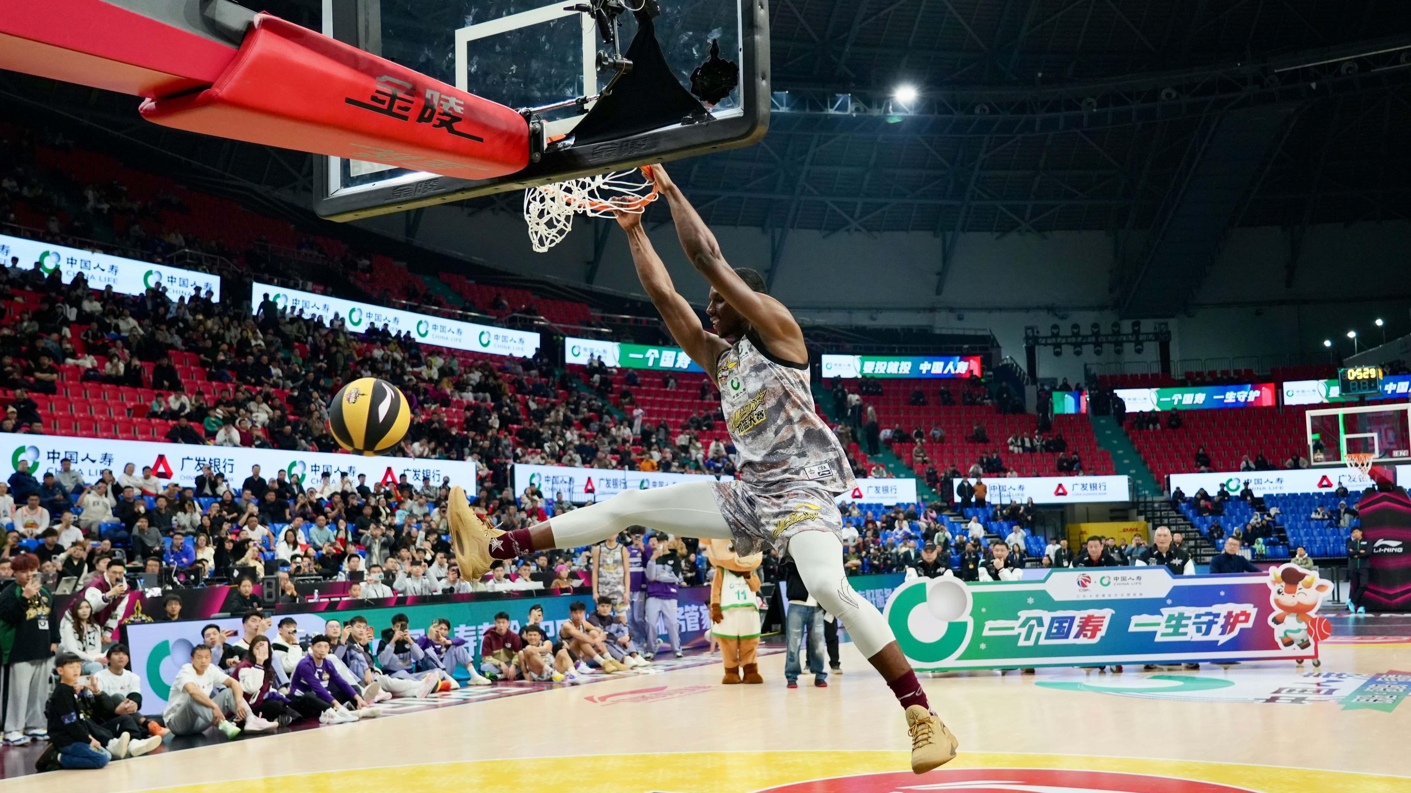 CBA选手刷新世界纪录,震撼全场的简单介绍 CBA选手刷新世界纪录,震撼全场的简单介绍